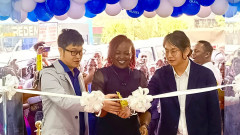 Shop owner, Zuleha Maina, TECNO Retail Manager, East Africa, Ben and TECNO Exclusive Stores Manager, Travis cut the ribbon to officially open the TECNO Exclusive Store-Galectro along Moi Avenue-KTDA Building. PHOTO/COURTESY
